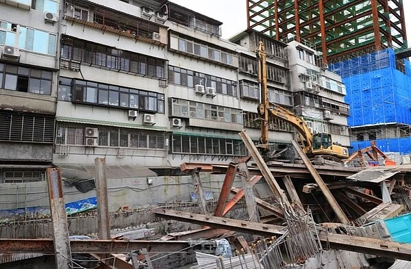 台北市「基泰大直」施工不當導致附近民宅受損或傾斜。圖/聯合報系資料照