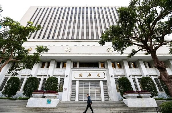 中央銀行理監事會議決議利率連二凍,學者對於利率該凍該降看法分歧。圖/聯合報系資料照片