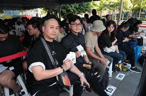 iPhone 15 新機首賣,中華電信台北東區服務中心上午率先8點開賣。排在首位的許先生十天前就與同事前來排隊搶購。記者黃義書/攝影