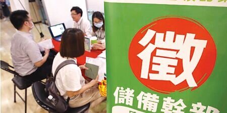 在內需服務業用人需求帶動下,失業率與上月持平在3.56%,續創近23年同月最低,勞動市場仍舊穩定。 圖∕本報資料照片