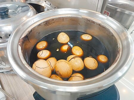生蛋煮成茶葉蛋屬於實質轉型，即使原料是進口蛋，煮熟後可標示產地為台灣，引發爭議。（新聞示意圖∕王家瑜攝）