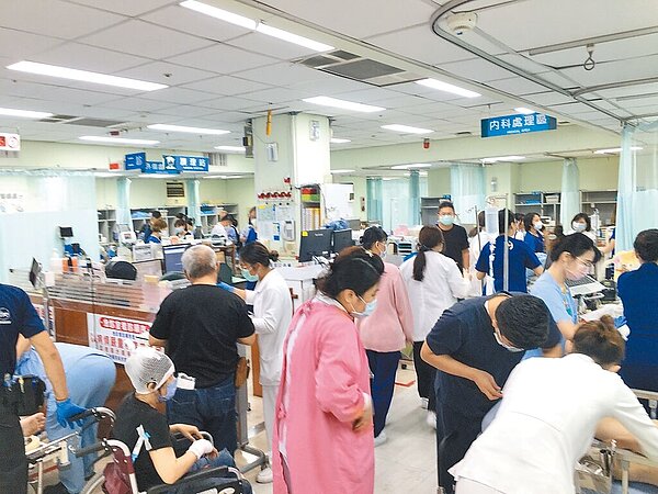 屏東科技園區內1家工廠22日晚間發生嚴重火警，造成數名消防員受傷，其中1名送醫搶救不治，另有多人送醫。（屏東基督教醫院提供）