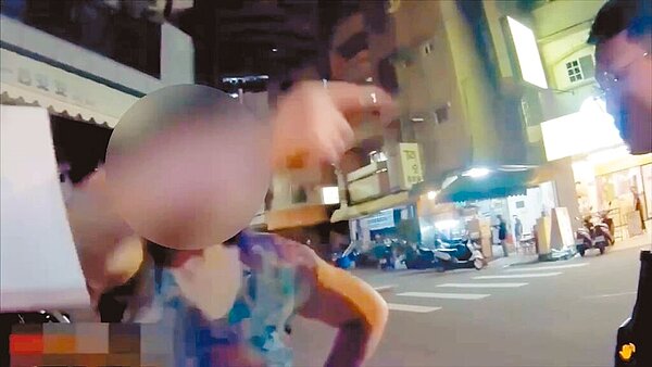 台中市北區永興街與美德街口交叉路口21日晚間違停1輛黑色賓士,警方舉發時,60歲馬姓女子不但拒絕配合,一度情緒失控怒嗆警方「臭要飯」。(民眾提供/潘虹恩台中傳真)