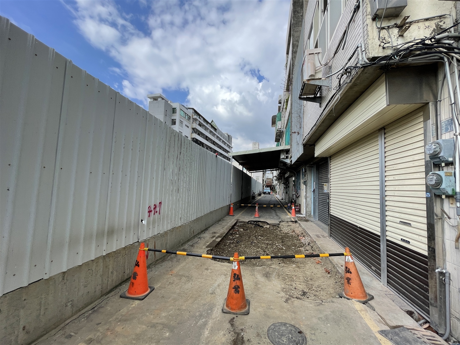 新竹市和平路20巷某建案工地旁道路昨天驚見「天坑」，今天還有另處塌陷。記者張裕珍／攝影 
