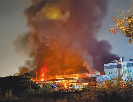 屏東科技產業園區內生產高爾夫球設備工廠明揚國際，疑似發生爆炸事故，現場濃煙火勢驚人，晚間10時半消防人員搶救時還傳出爆炸聲，現場的前進指揮所持續後撤，避免遭受波及。（林和生攝）