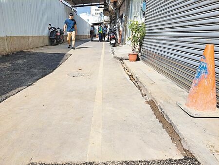 新竹市和平路20巷建案旁道路21日發生下陷，周邊居民人心惶惶。（王惠慧攝）