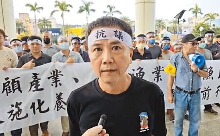 養殖業者連俊堯不滿申請「漁電共生」案場卡關,22日率眾到台南市議會陳情。(洪榮志攝)