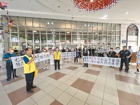 台南市七股區居民自救會22日前往台南市議會陳情,要求市府堅守議會決議。(洪榮志攝)