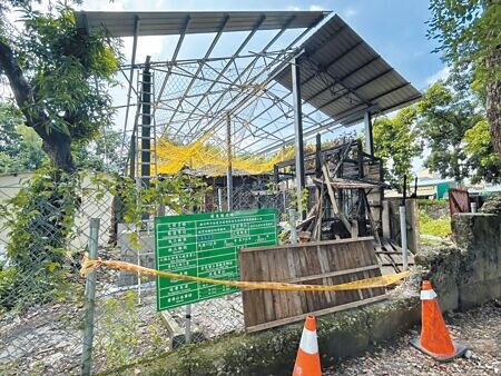 屏東潮州鎮「潮州郡守館」修復款還沒通過先遇火警，原已不堪的建築更加殘破，對此，公所向中央喊話，「不要放任歷史建築死去」，盼盡快撥款修復。（謝佳潾攝）