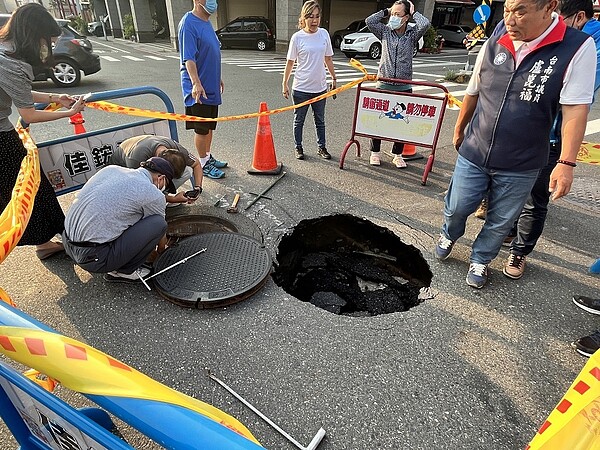 台南安平區育平路與府平路口，22日下午3時許傳路面坍陷，出現寬約1米、深約1.5米大窟窿，所幸未波及路過人車。圖／讀者提供