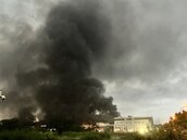 屏東工廠燒到早上還在冒濃煙！消防4殉職、百餘人傷　仍有6失聯