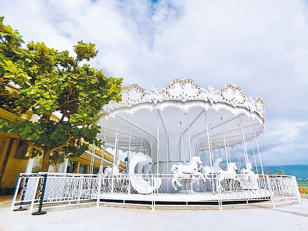 因遊樂設備廠商租約到期且須進行全面整修,棧貳庫旋轉木馬將於10月底退役。(棧貳庫提供/洪靖宜高雄傳真)