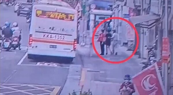 一名公立大學女學生,在網路社群爆料,遭到房東性騷擾,圖為房東的手觸摸到女大生背部。記者廖炳棋/翻攝