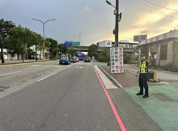 中秋3天連續假期將由9月29日至10月1日,台66線快速道路匯入國道1號平鎮系統交流道南下匝道入口,將在29日上午5時起至中午12時止,共7小時實施匝道封閉。圖/平鎮警分局提供