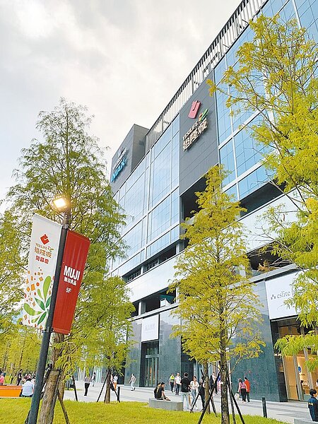 鄰近裕隆城的新北市新店區中興路三段人行道對行人「極不友善」,議員黃心華日前邀集相關單位會勘,研議改善作為。(新北市交通局提供/高鈞麟新北傳真)