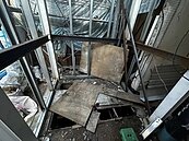 又傳工安意外！新店鐵工失足從3樓半跌落至1樓　緊急送醫急救