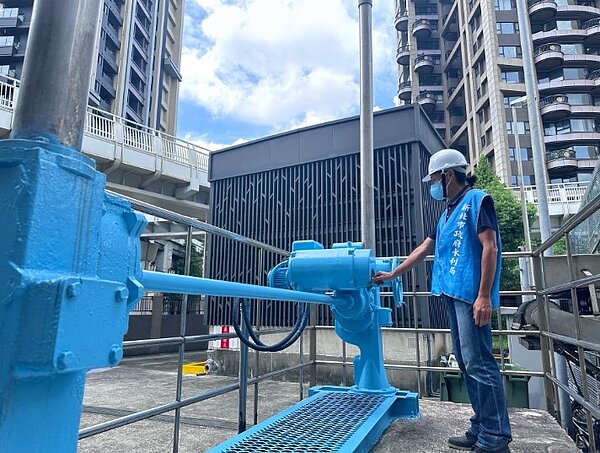 抽水站站員關閉閘門進行蓄水作業。圖/新北市政府水利局
