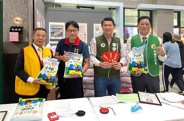 永慶房產集團加盟四品牌林口聯賣區相挺在地公益活動,捐贈428包白米與愛心紅包給在地的獨居長者和弱勢家庭。圖/永慶房產集團提供