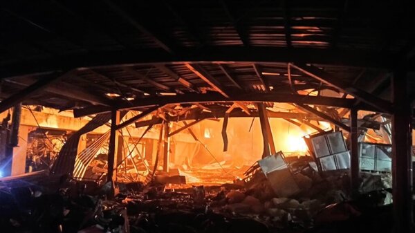 屏東明揚國際工廠昨（22）晚發生火警，後又因不明原因發生爆炸，造成6死、近百人受傷，4人失聯。圖／屏東消防局提供