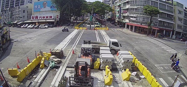 高雄輕軌拚年底成圓，高雄捷運局指10月可望各橫交路口能先開放通行。記者王昭月／翻攝