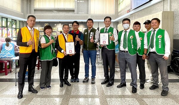 新北市林口區公所頒發感謝狀,感謝永慶房產集團加盟四品牌林口聯賣區,關懷在地弱勢族群。圖/永慶房產集團提供