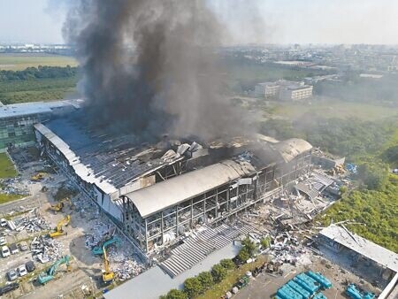 
屏東科技產業園區明揚高爾夫球代工廠22日發生爆炸，火場23日持續悶燒，救援單位上午在現場清理廠區。（黃子明攝）
