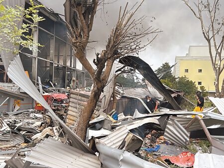 
高爾夫球代工廠「明揚國際」22日傍晚驚傳爆炸，連消防車也遭炸毀。（謝佳潾攝）
