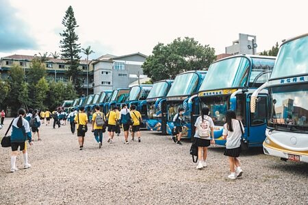 
新竹縣公私立高中校車都和遊覽車公司簽合約，公告路線、里程數和收費標準，出現搶人搶車的情形。（羅浚濱攝）

