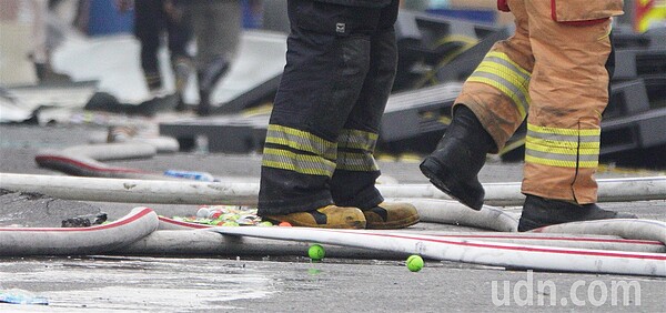 屏東明揚國際科技公司發生爆炸引起大火,廠區內的高爾夫球被強大爆炸威力噴出,現場可見滿地小白球。記者劉學聖/攝影