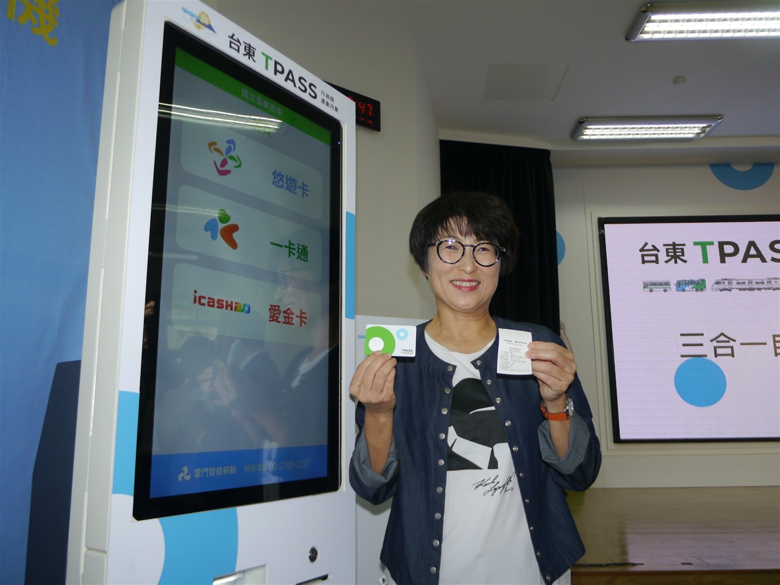 台東TPASS10月2日上路,縣長饒慶鈴手上拿的卡片是限量發行的紀念票卡。記者徐白櫻/攝影