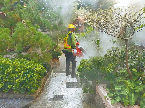 台中市新增2例本土登革熱個案,台中市衛生局立即通知個案居住地、工作地區公所開設區級指揮中心防治會議,並展開防治作業。圖/台中市政府提供