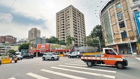 
高市大順路輕軌工程造成交通大亂，但隨著工程邁入尾聲，逐步開放沿線各橫交路口通行。（柯宗緯攝）
