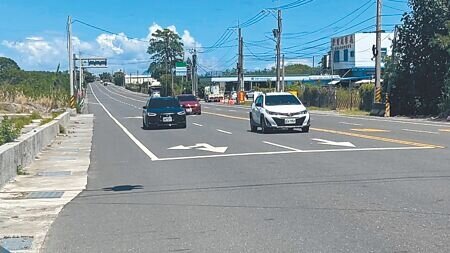 南迴公路香蘭路段因路寬筆直,交通事故肇事率高,近日更上演危險駕駛行為。(蕭嘉蕙攝)
