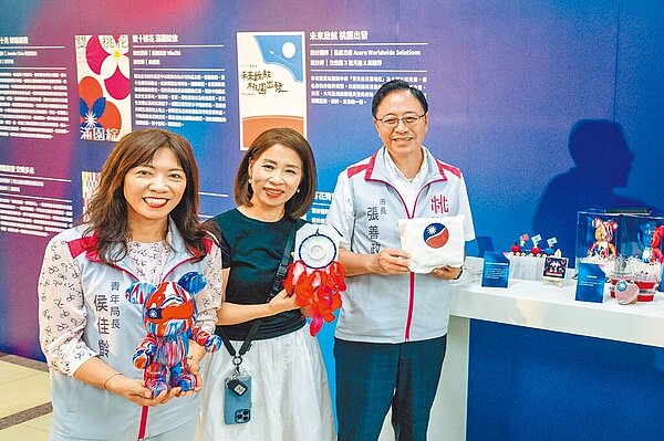 桃園市長張善政(右)直呼這次國慶的主視覺絕對跟往年很不同,大家可以開始期待國慶日的到來。(桃園市政府提供/陳夢茹桃園傳真)