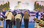 遭鄰殺害夫妻告別式　2子送父母最後一程