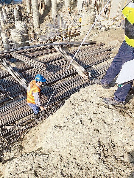 高雄市勞工局針對該「高雄興達燃氣機組更新計畫場域各施工廠商,因違反《職安法》相關缺失共計裁罰21件次、罰鍰184萬、停工1件次,圖為派員檢查工地缺失。圖/翻攝照片