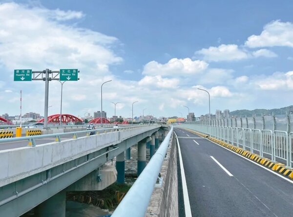 三鶯大橋昨開放全線通車，提供雙向各2個汽車道、兩側機車專用道及人行兼自行車道。圖／新北工務局提供

