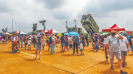 
新竹湖口營區舉辦「國防知性之旅」活動，民眾觀賞防空飛彈系統車、愛國者三型發射車等最新式武器。（羅浚濱攝）
