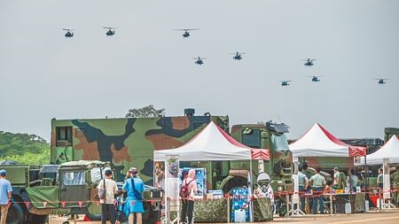
新竹湖口營區舉辦「國防知性之旅」活動，在陸航空中分列式後，阿帕契攻擊直升機進場。（羅浚濱攝）
