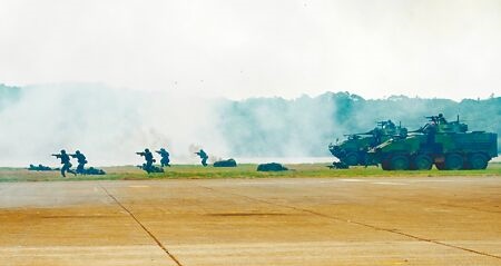 
新竹湖口營區舉辦「國防知性之旅」活動，阿帕契直升機和戰車等地面部隊演練對敵方堡壘進行砲擊進攻。（羅浚濱攝）
