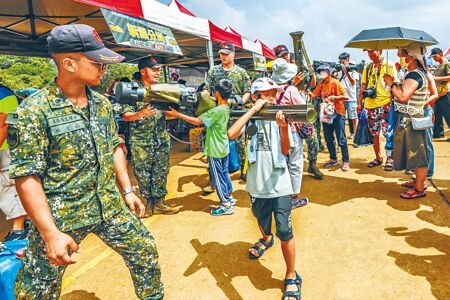 
新竹湖口營區舉辦「國防知性之旅」活動，小朋友體驗拿火箭砲。（羅浚濱攝）
