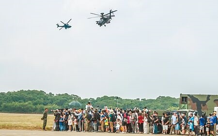 
新竹湖口營區舉辦「迷彩總動員，全民挺國防」活動，阿帕契攻擊直升機展演戰力掀起高潮。（羅浚濱攝）
