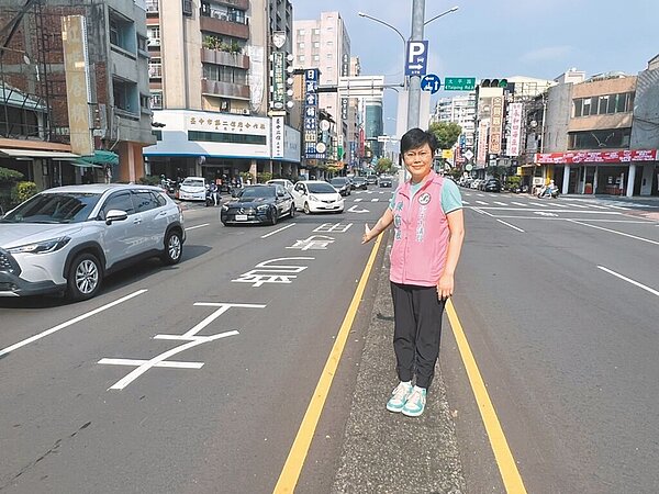 台中市議員陳俞融指出,台中舊市區許多道路左轉標示、設計不良,建設市府增設偏心左轉專用道。(陳俞融提供/馮惠宜台中傳真)