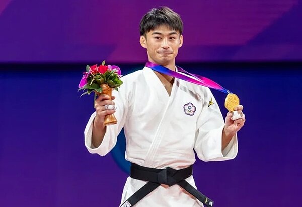 楊勇緯不負期望,24日稱霸男子柔道60公斤賽場,為我國開張金牌。圖/特派記者季相儒攝影