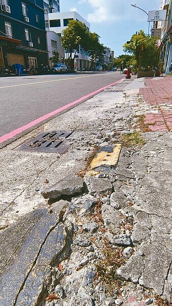 高雄多處人行道磚毀損嚴重、凹凸不平,議員呼籲市府加速整修。圖為大成街人行步道。記者卜敏正/攝影
