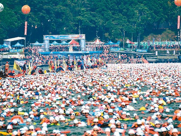 日月潭萬人泳渡吸引逾2.4萬人參加。記者賴香珊/攝影