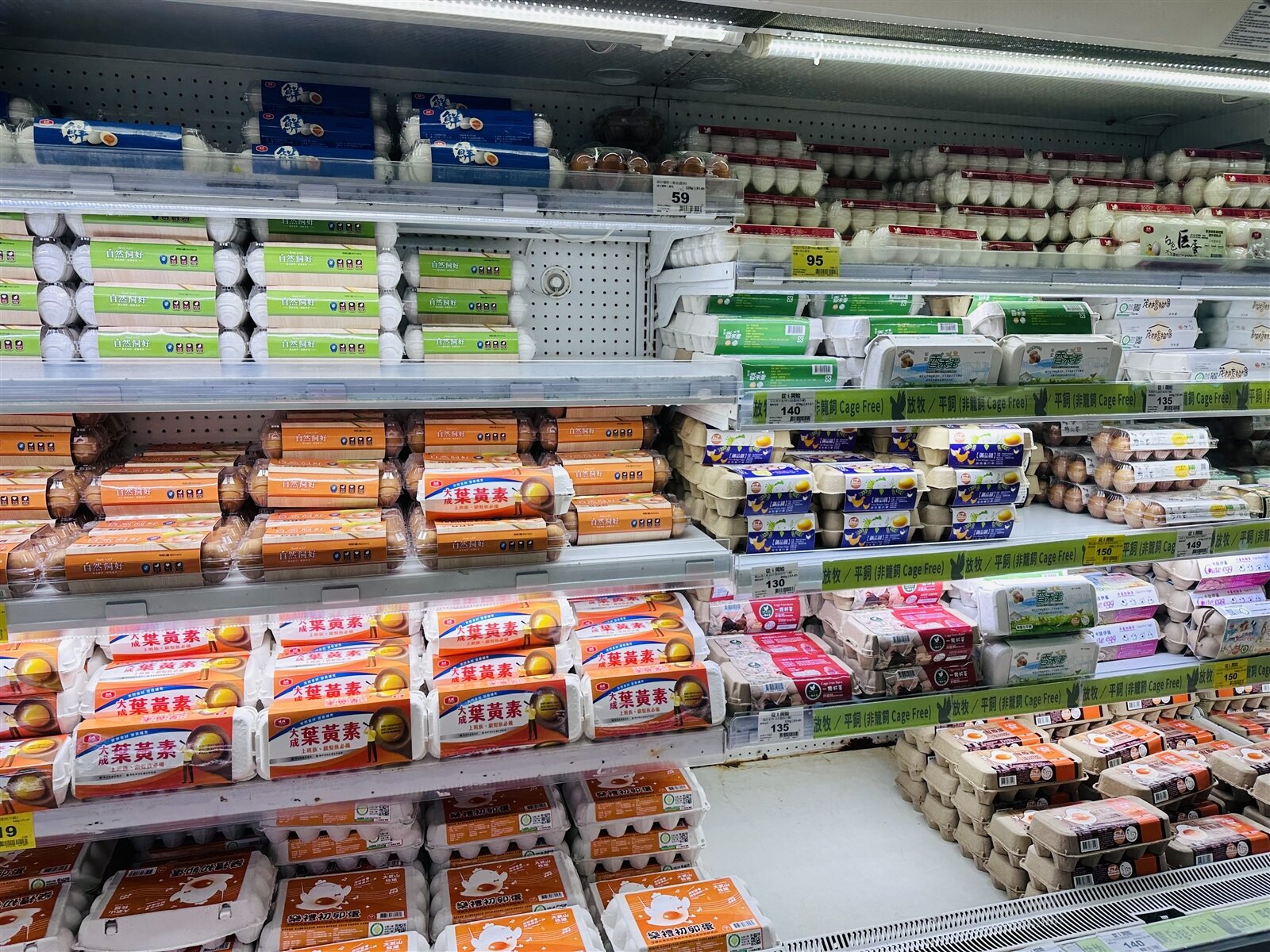 記者實地走訪大賣場,一盒10顆蛋價格落在63元至149元不等。記者劉懿萱/攝影