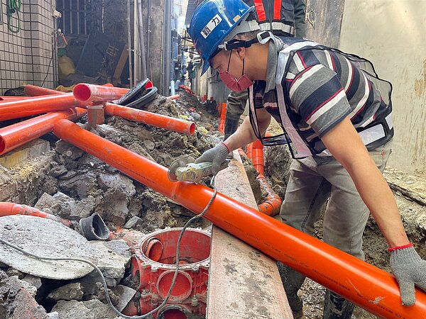 新北都會區發展的早，早期汙水接管並不普及，新北水利局近年持續相關工程。圖／新北水利局提供