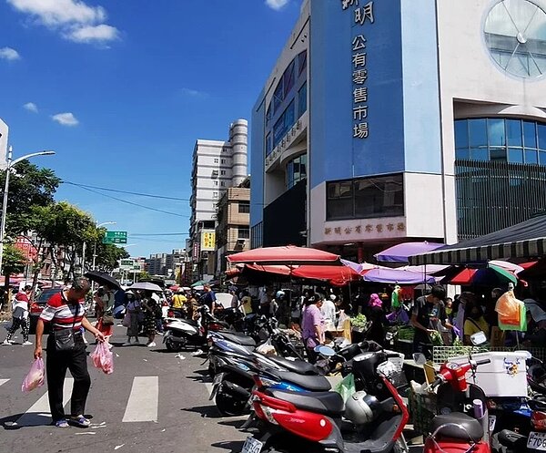桃園市中壢區新明市場的明德路周邊長期遭攤商占用人行道和慢車道,分隔島被占用堆物,如同行人地獄。記者曾增勳/攝影