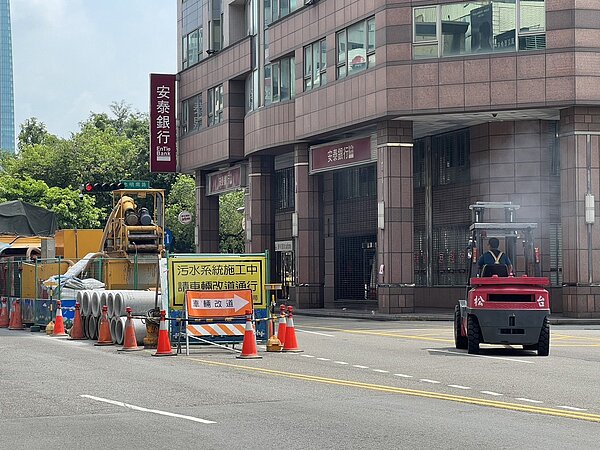 中市截至去年底公共汙水下水道普及率僅25.60%,六都倒數第二,市議員周永鴻批建設緩慢。圖/周永鴻提供